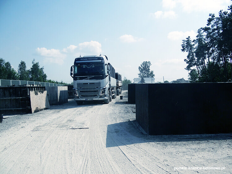 Transport szamb betonowych  w Rejowcu Fabrycznym